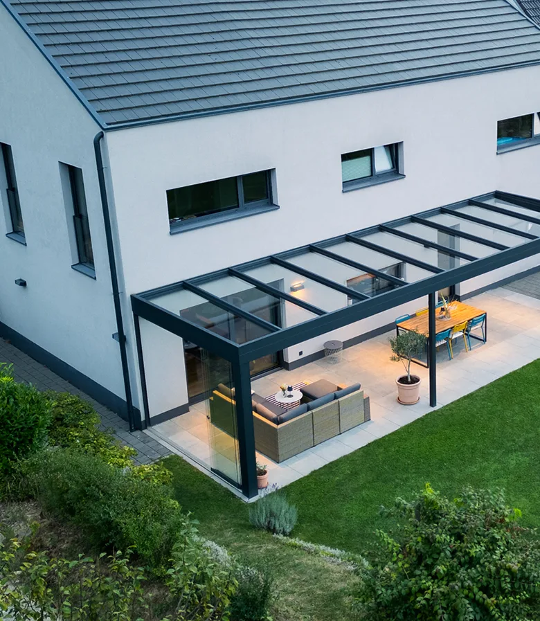 Terrassendach mit Glasdach und Unterglasmarkise, Seiten offen