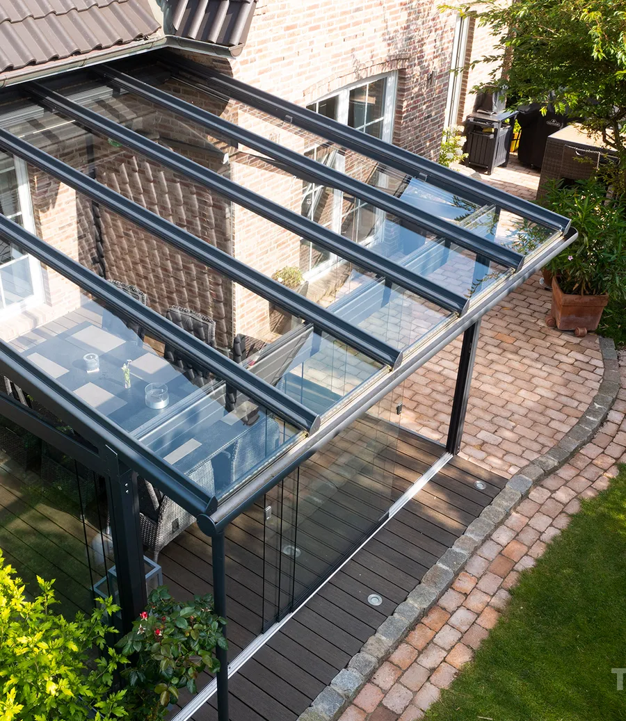 Überdachte Terrasse mit seitlichen Glasschiebeelementen von oben